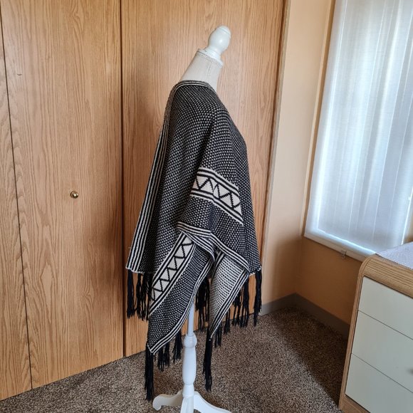 Poncho Shawl Tassels Boho Open Front Knit Wrap Black White Beige Shrug Kimono - Picture 2 of 7
